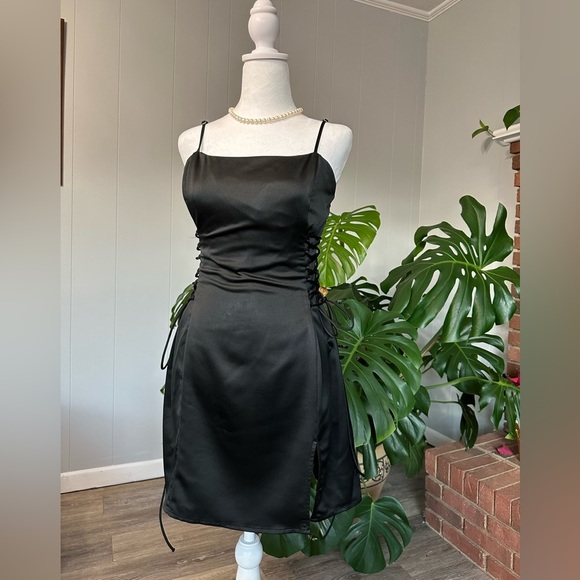 🛍️Large black mini dress with adjust both side of dress with string excellent. - Picture 5 of 9